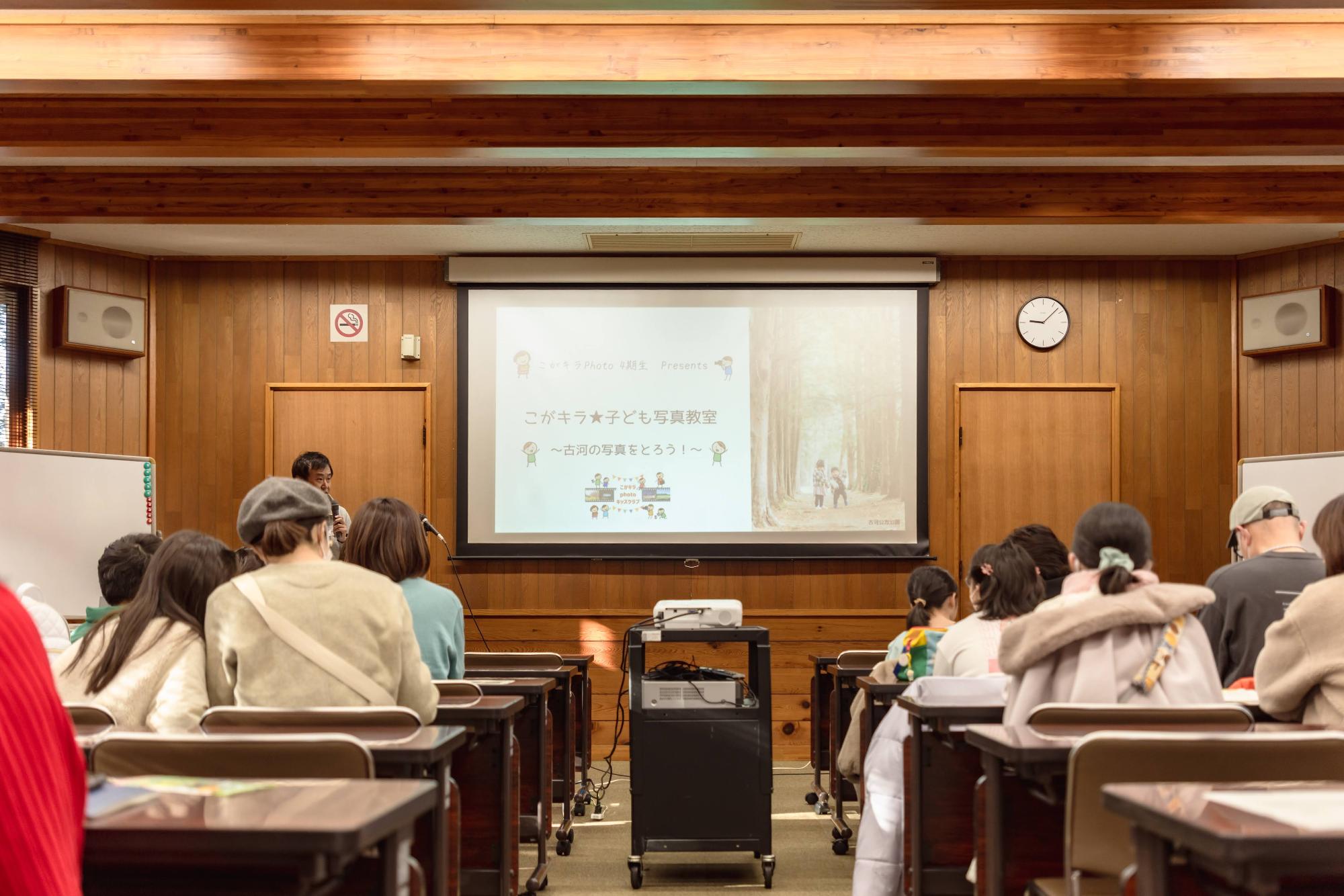 写真撮影に向けて平成館で勉強!