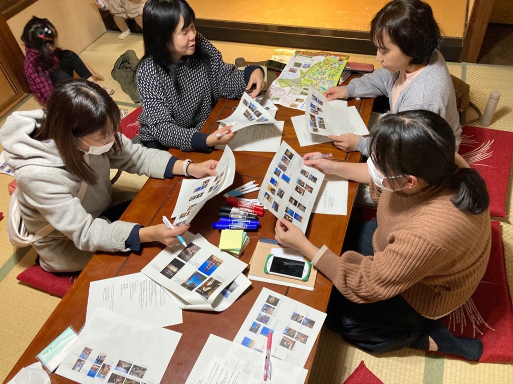 パンフレット制作中の様子