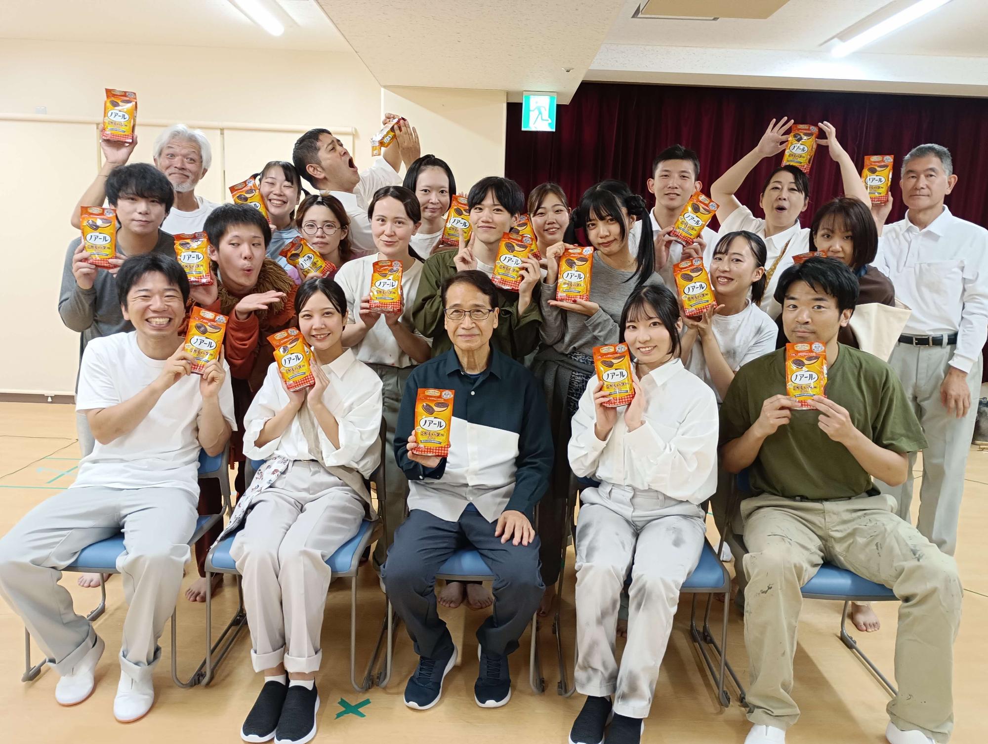 舞台の出演者と井上大使のお写真