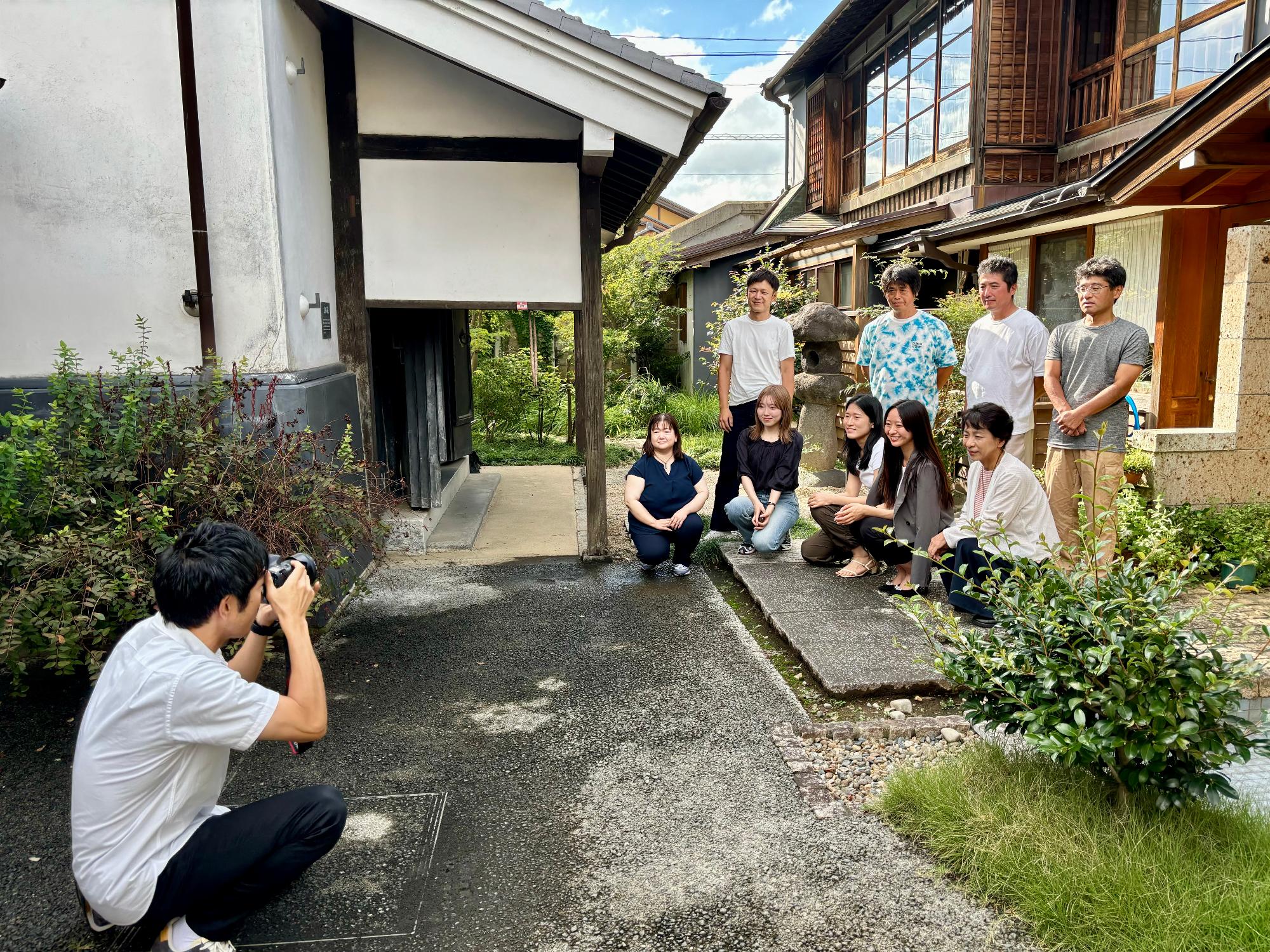 こがキラメンバーのメンバー写真を撮影する様子