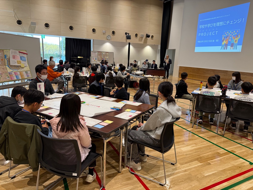教育長の話を聞く様子