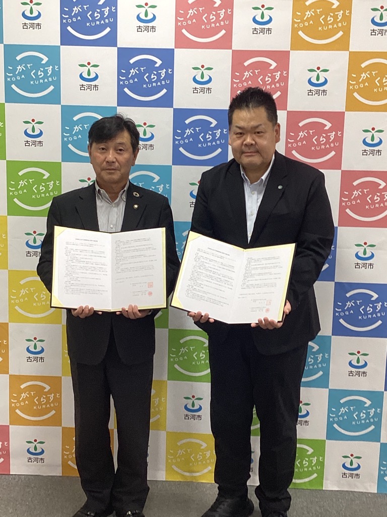 スギホールディングス株式会社との写真 締結式