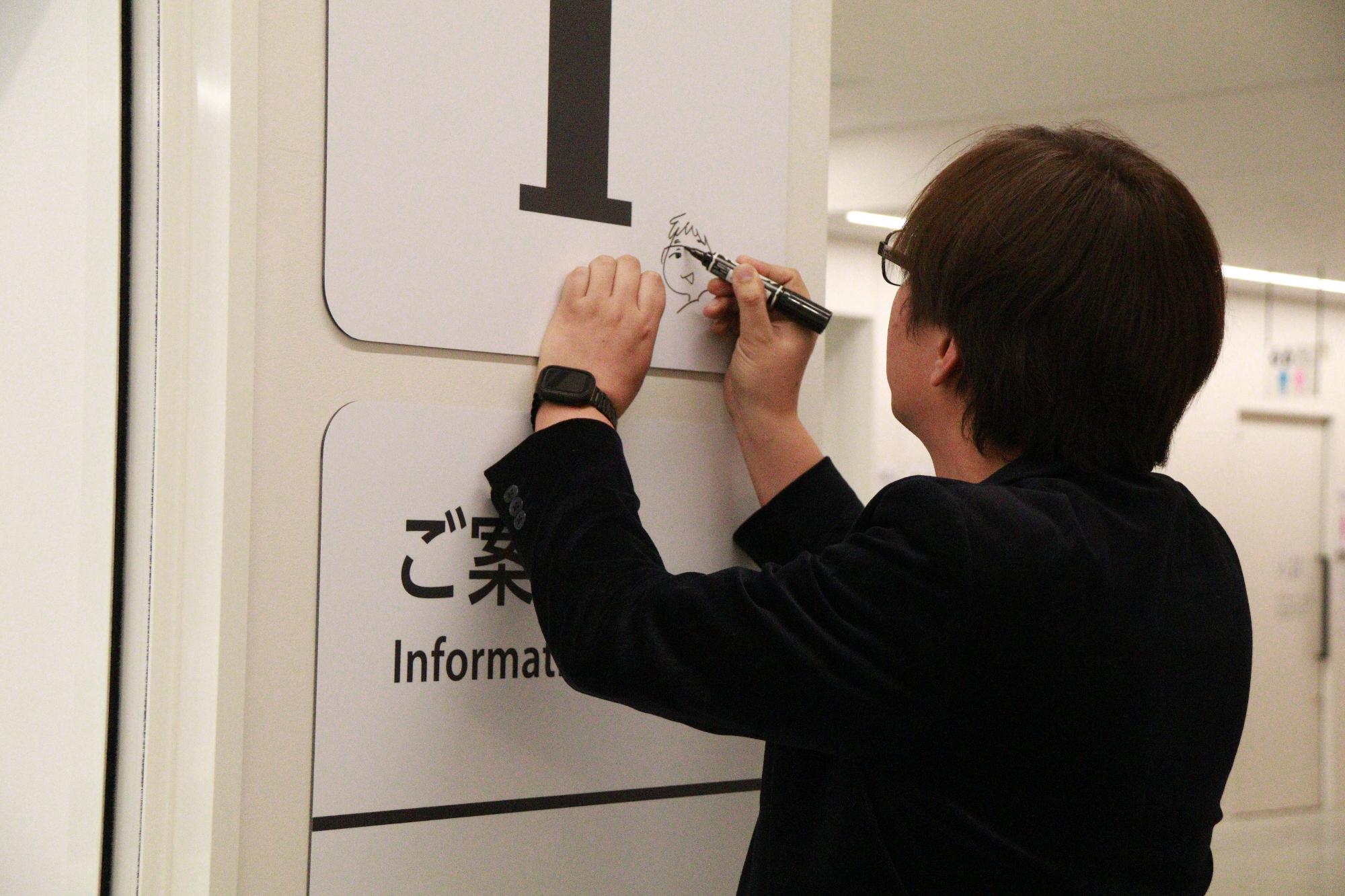 浅野さんがふくろうの森プラザにさんする様子