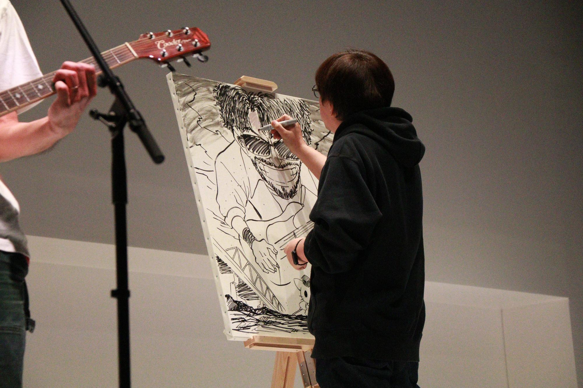 水曜音画久団で浅野先生が絵を描く様子