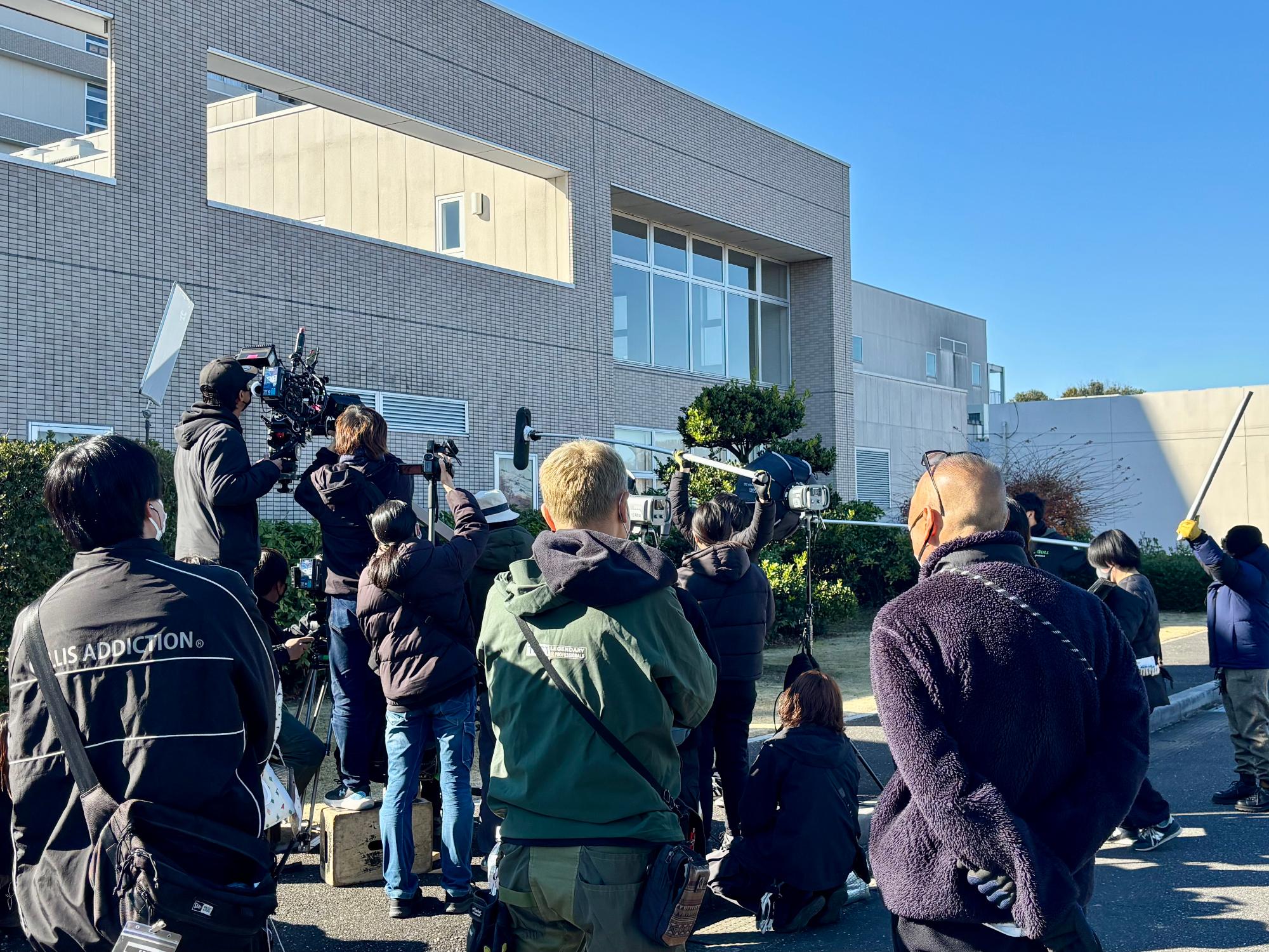 友愛記念病院建物裏のベンチでの撮影の様子