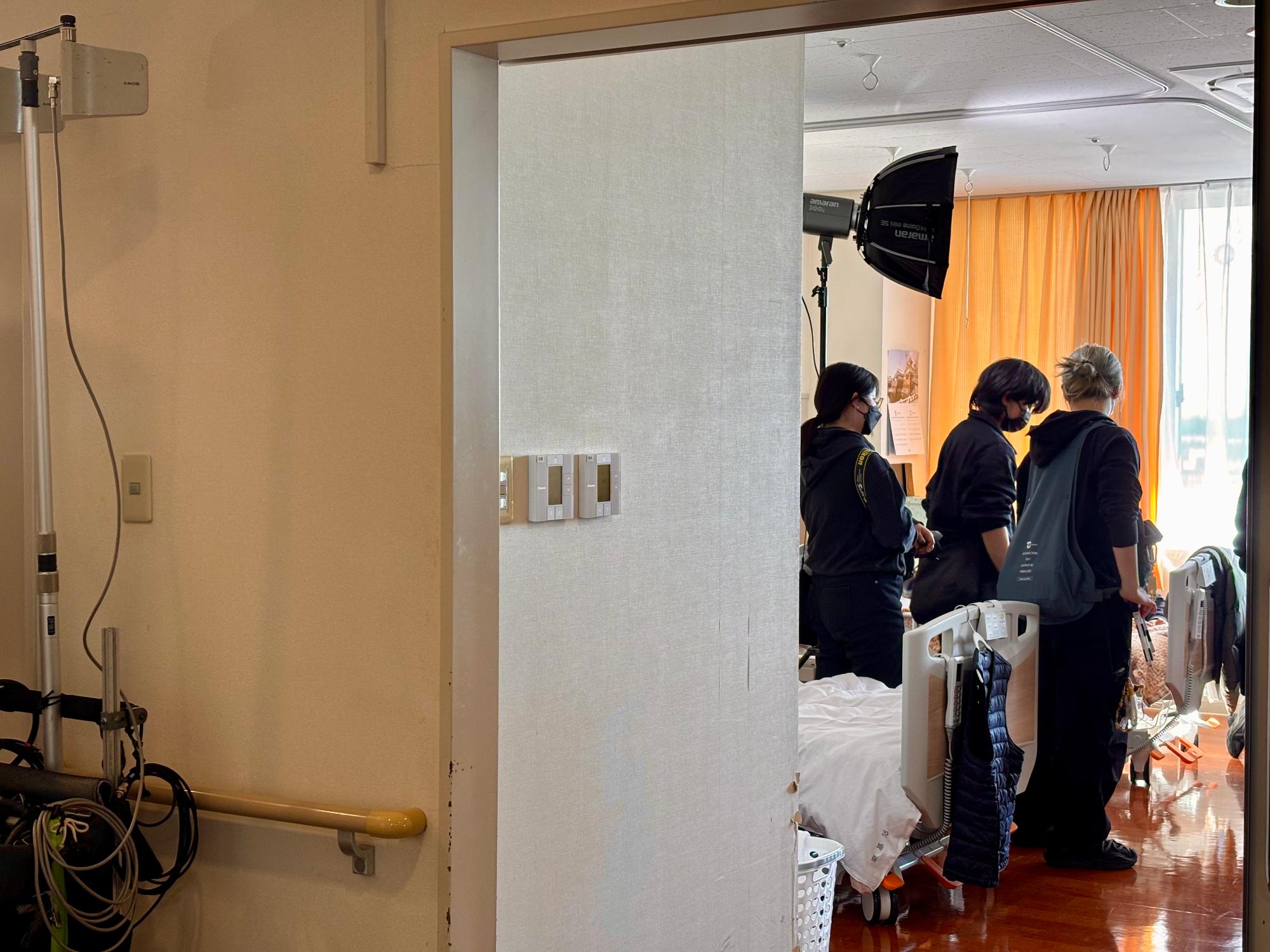 友愛記念病院病室内での撮影の様子