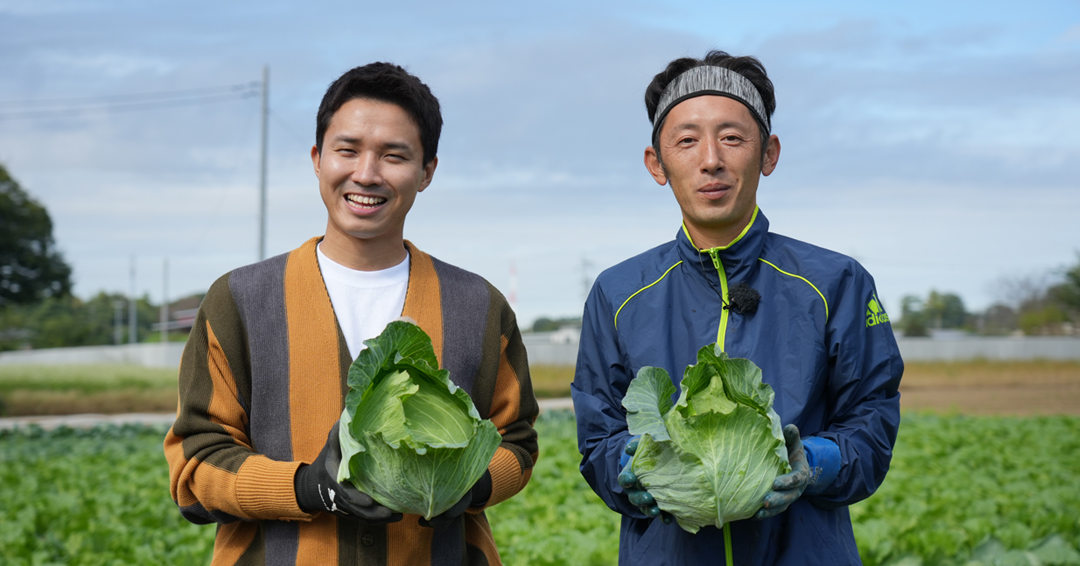 古河大使渡辺裕太さんがキャベツを持った画像、キャベツ農家の方と一緒に写っている