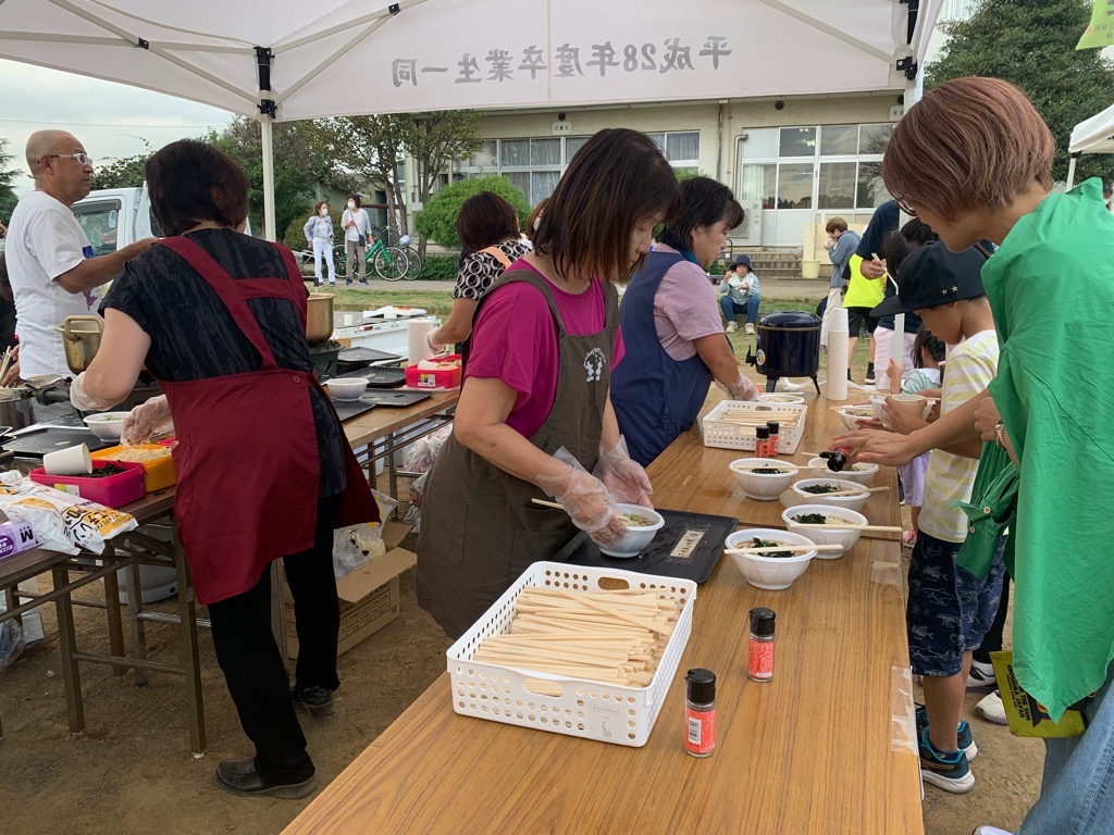 うどんを振る舞う様子