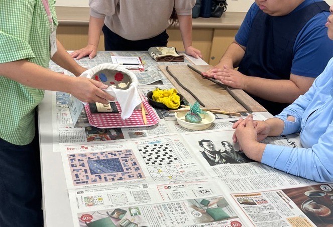 令和6年度の制作風景（参加者が粘土を細長くこねています）