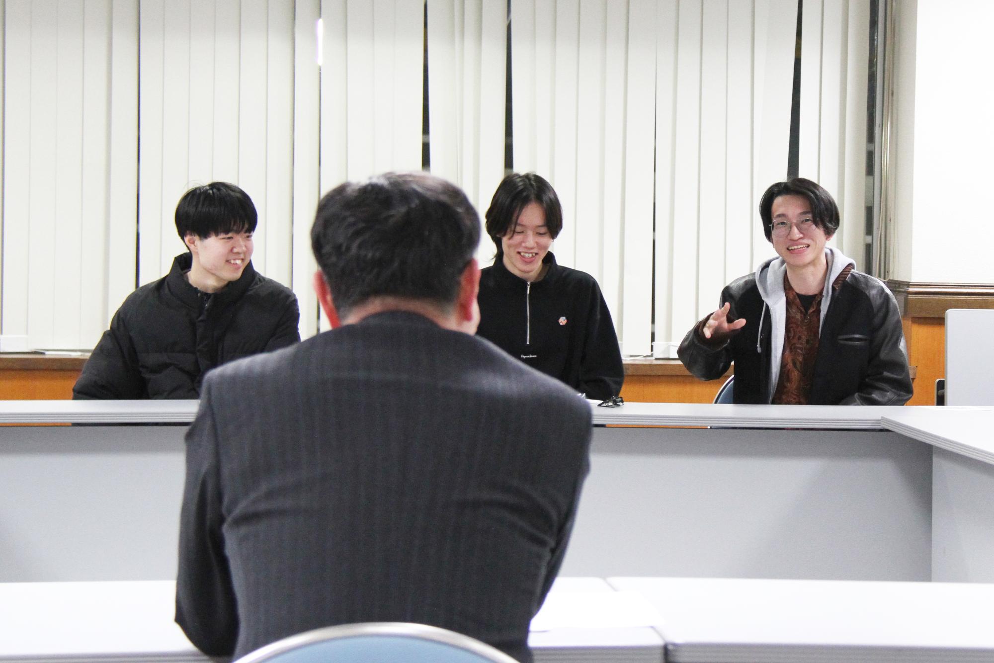 発言をする実行委員