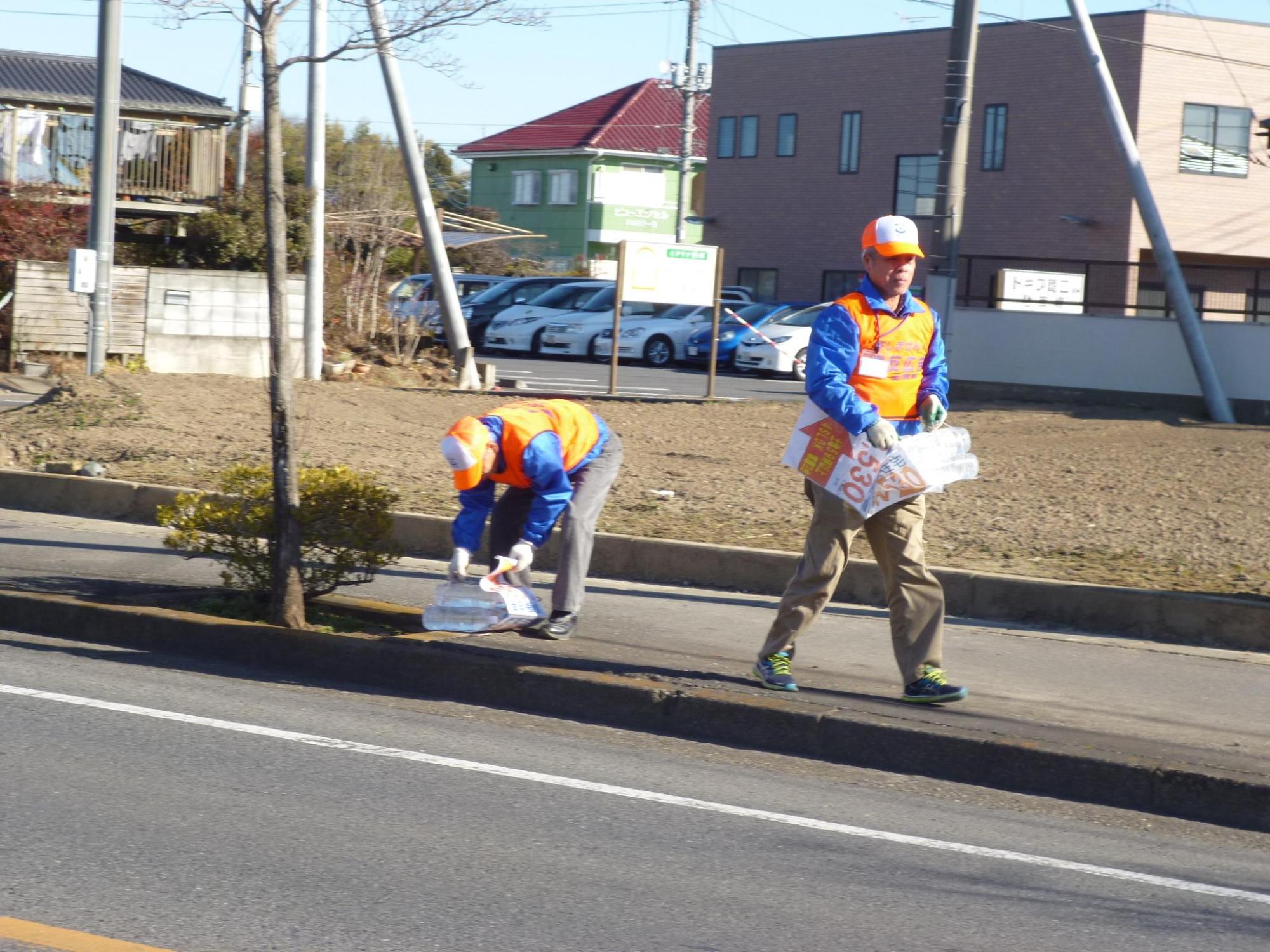 歩道上に設置された違反広告物