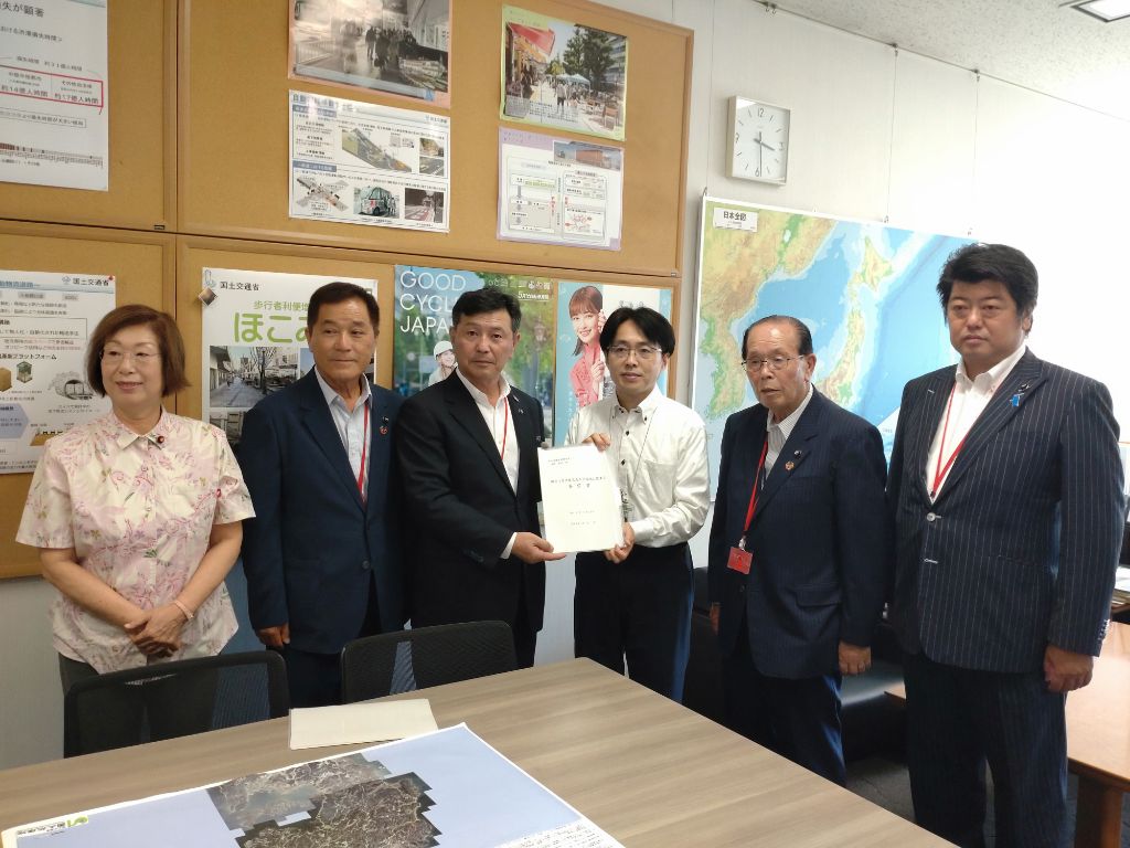 国土交通省沓掛道路局長に要望書を渡す古河市針谷市長