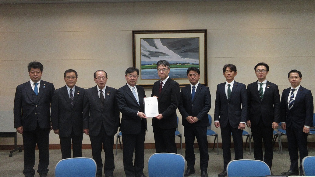 要望活動の様子の写真 要望書手交後の集合写真