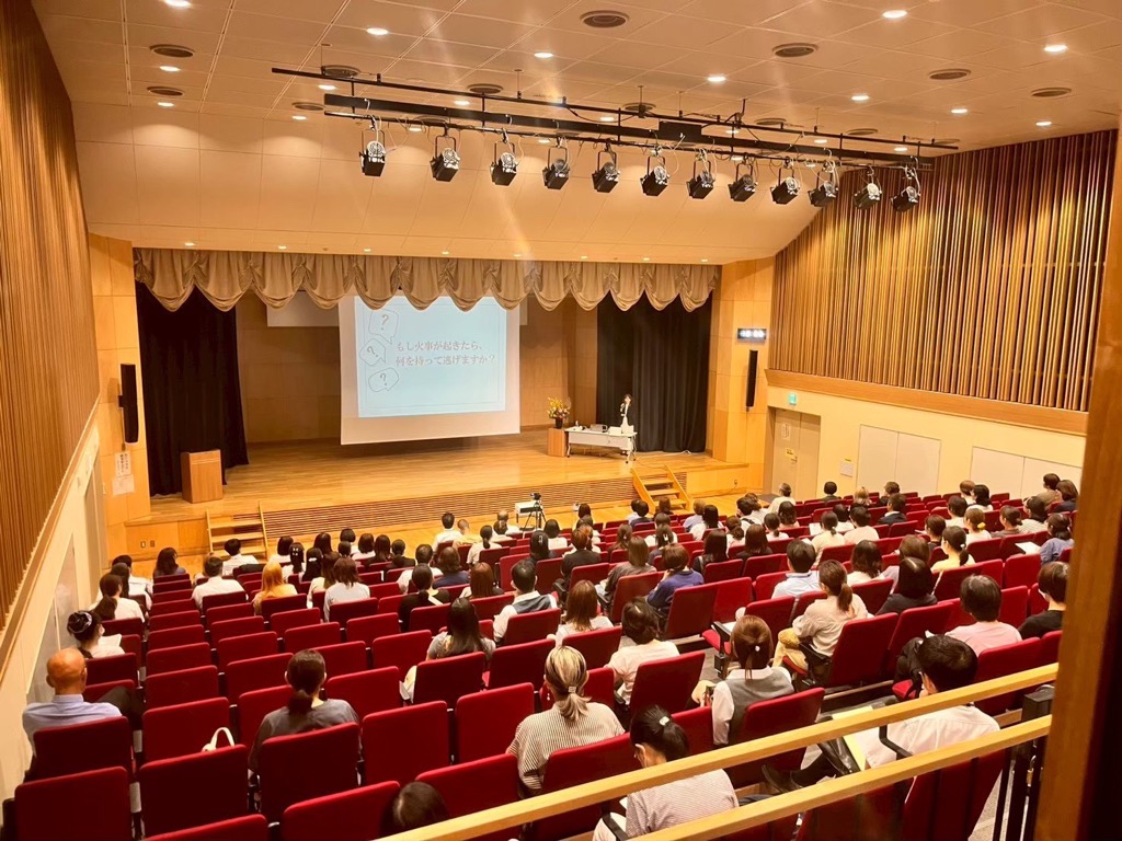 家庭教育講演会の昨年の様子、コスモスプラザで講師の話を聞く人たち