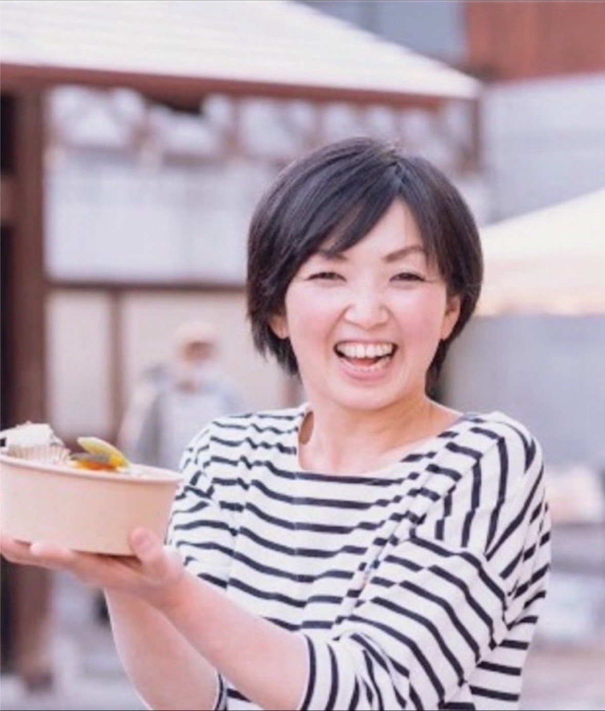 黒木道子さまのプロフィール写真、笑顔でお弁当をもっている様子