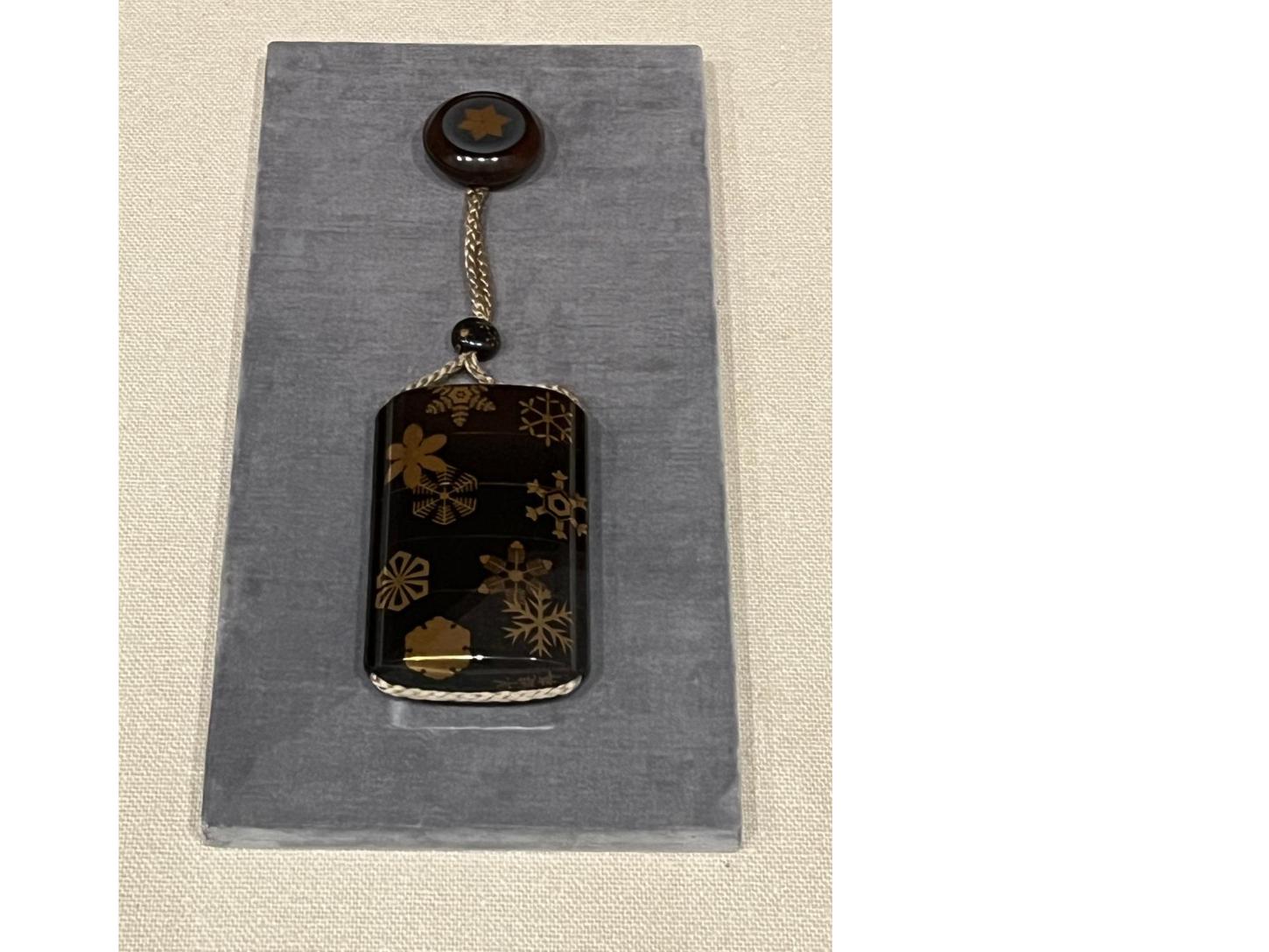 雪華紋蒔絵印籠