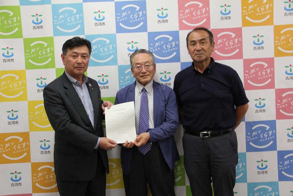 令和8年度古河市特別職報酬等審議会 答申書提出の様子