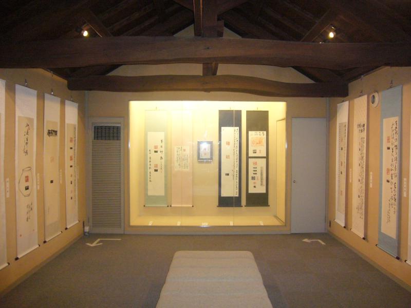 令和7年度 第17回日本篆刻家協会役員展の掛け軸作品が並んでいる(第5展示室北側)