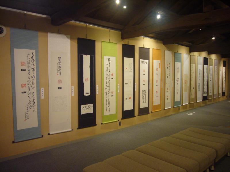 令和7年度 第17回日本篆刻家協会役員展の掛け軸作品が並んでいる(第5展示室東側)