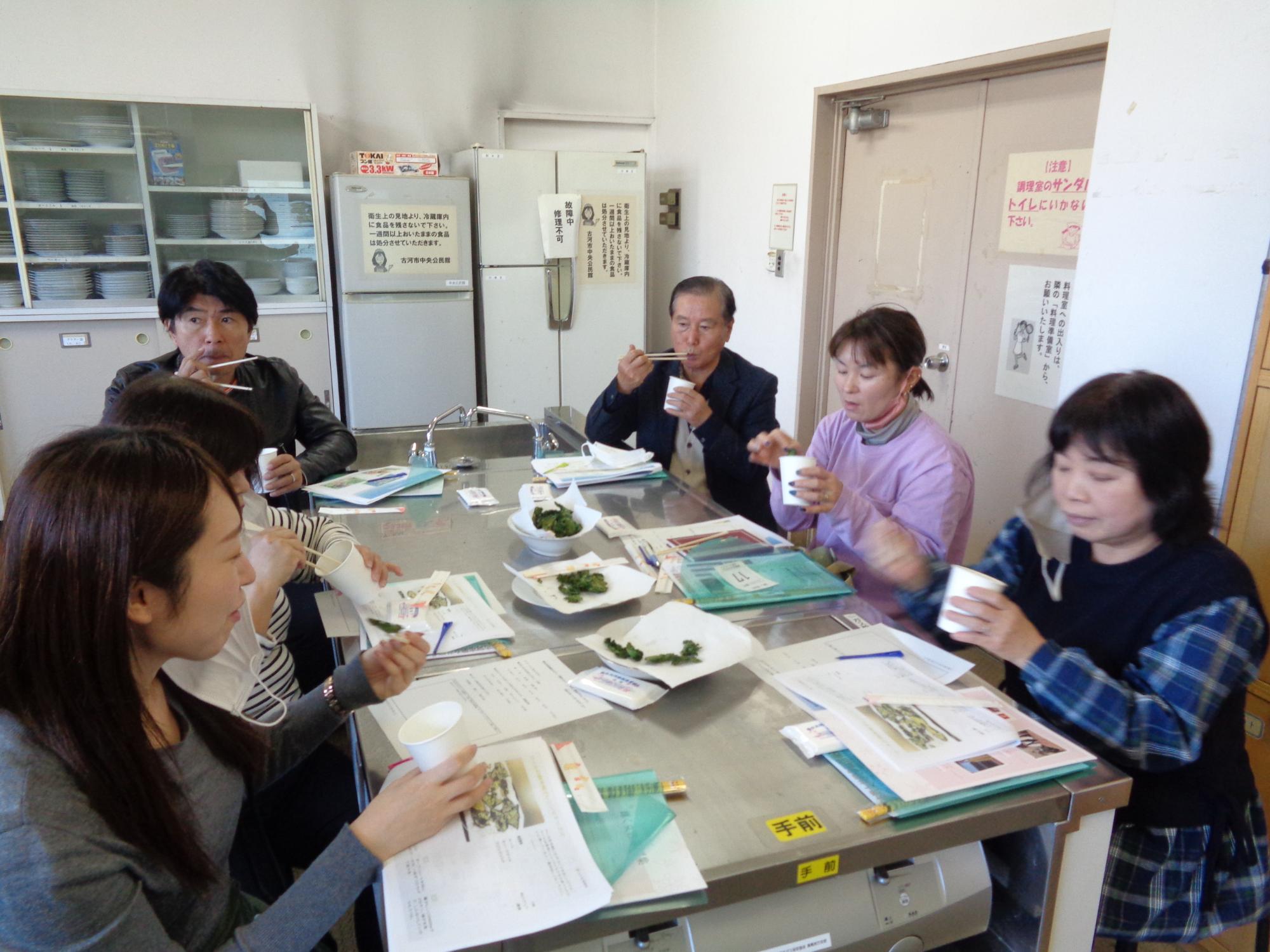 珍しい野菜を試食する参加者の様子