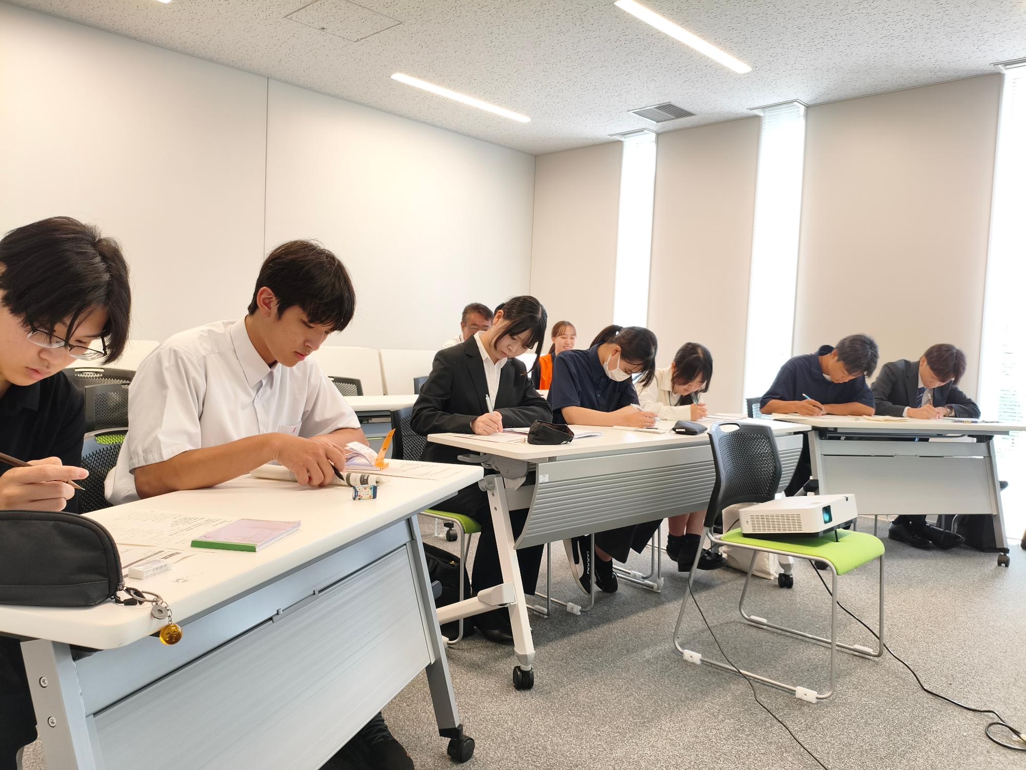説明を受ける学生
