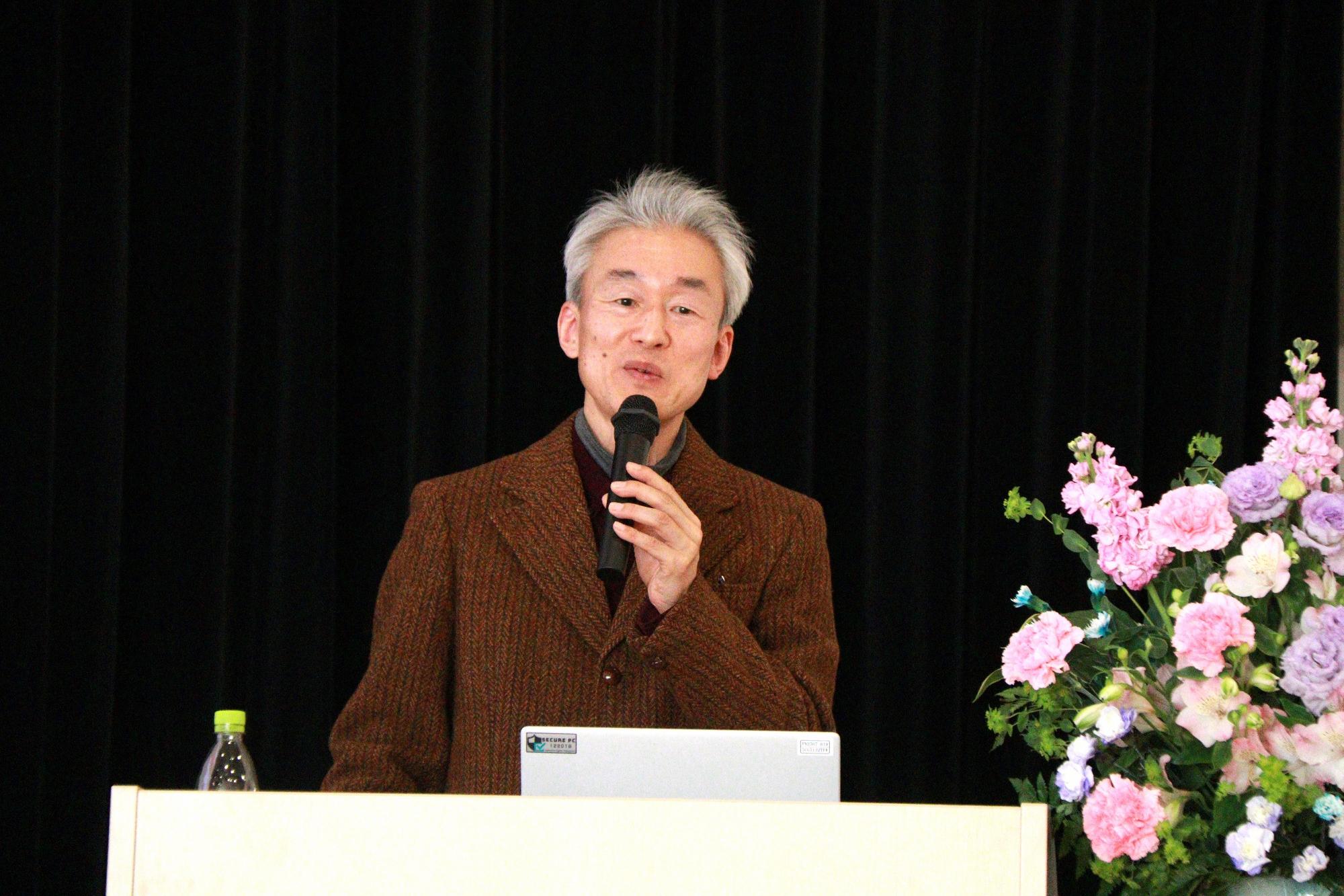 講演を行う鷲尾さん